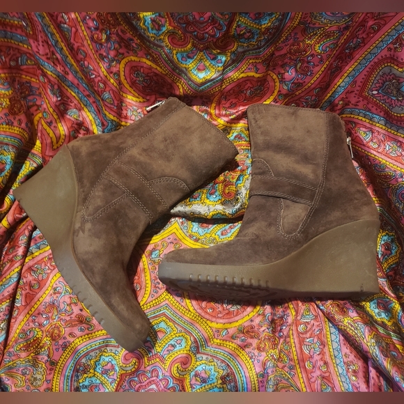 UGG Fleece Lined Brown Suede Wedge Heel Ankle Boots Women's Size 8 Booties - Picture 3 of 3